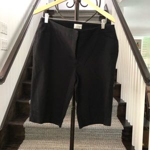 Chico’s size 2.5 black “so slimming” short.